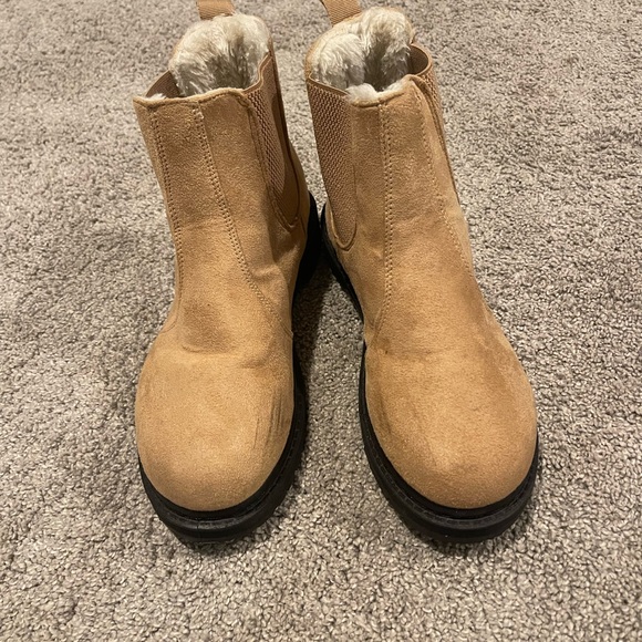 Short light brown fuzzy boots - Picture 2 of 2